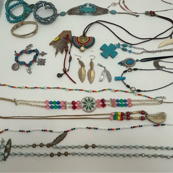 Multiple beaded necklaces, bracelets and earrings - Picture 2 of 4